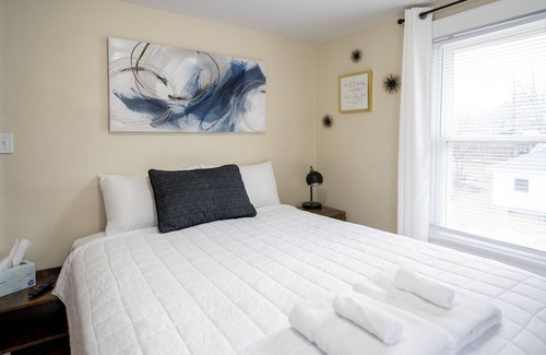 Beachwood-Bluffton House | Two-minute walk to Lake Michigan beaches!