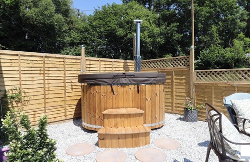 Hittisleigh Cottage | TWO MOORS SHEPHERDS HUT, pet friendly, with hot tub in Hittisleigh