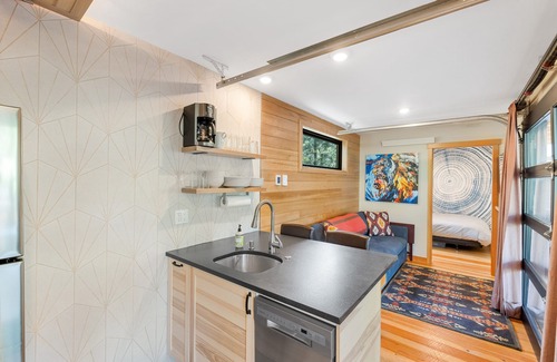McCall House | Two Pines - Unique container home w/hot tub - Downtown - Trailer Parking - Pet friendly