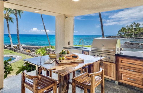Historic Kailua Village House | Two Private hosted Oceanfront Homes conveniently located in Kailua Kona, Hawaii