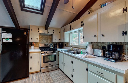Bartlett House | Two-story home w/guest suite, gas grill, & private washer/dryer - Dogs okay