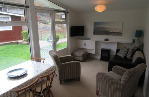 Mumbles Ski Chalet | Ty Bae House, Chalet 25, Summercliffe Chalet Park, Caswell Bay, Mumbles, Swansea