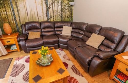 Ammanford House | TY CERRIG, pet friendly, country holiday cottage in Cwmgors
