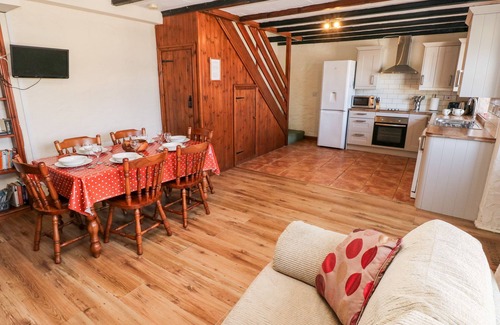 Newport Cottage | TY FFERM, pet friendly, with a garden in Newport, Pembrokeshire
