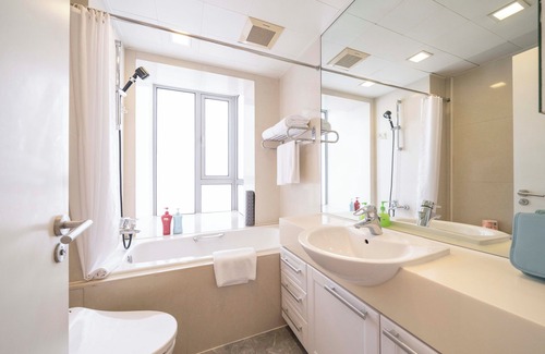 Xujiahui Bed & Breakfast | Tyms Stylish 2BR 1BA Apt Xujiahui Metro