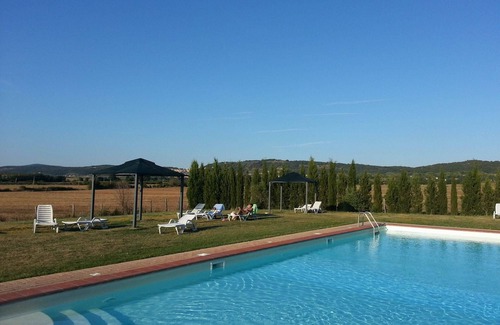 Asciano Apartment | Typical former farmhouse of Tuscany, with tennis court and swimming pool,flat B4