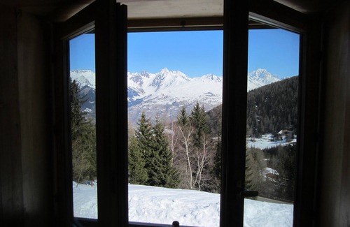 Plagne 1800 Ski Chalet | Typical Savoyard chalet with roof shingles, tufa walls and foist