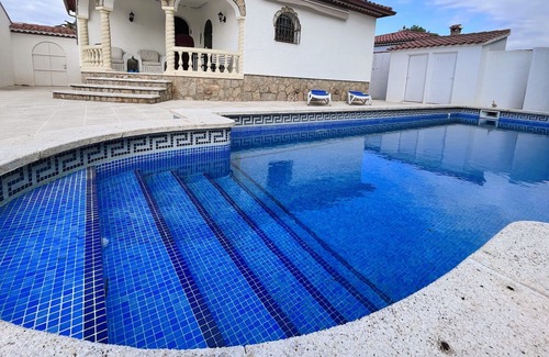 Miami Platja Ski Chalet | Typical villa with private pool in Miami Platja!