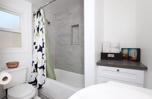 Palms House | UCLA BRUIN Hideaway in West LA - Close to Beverly Hills, Abbot Kinney, Culver