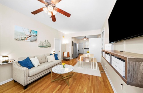 Tri-Taylor Apartment | UIC /Little Italy - Adorable 2 Bed 1 Bath Apt - FREE PARKING & IN-UNIT WASH/DRY