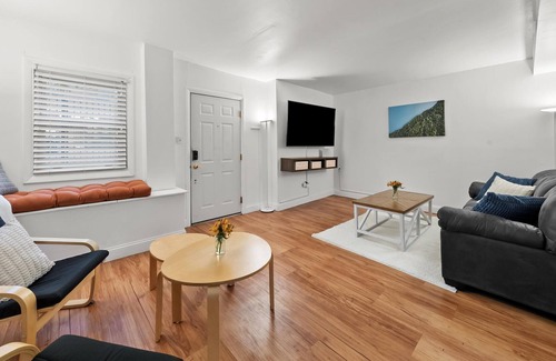 Tri-Taylor Apartment | UIC / Little Italy - Delightful 1 Bed 1 Bath Apt FREE PARKING & IN-UNIT WASH/DRY