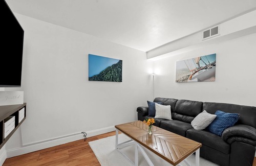 Tri-Taylor Apartment | UIC / Little Italy - Delightful 1 Bed 1 Bath Apt FREE PARKING & IN-UNIT WASH/DRY