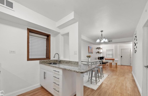 Tri-Taylor Apartment | UIC / Little Italy - Delightful 1 Bed 1 Bath Apt FREE PARKING & IN-UNIT WASH/DRY