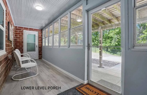 University Heights House | Ultimate 5-bedroom Hawkeye Tailgate Spot – Steps from Kinnick Stadium!