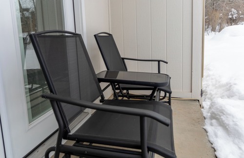 Steamboat Springs Hotel | Ultimate Adventure in Colorado! Three Serene Units, Near Ski Lifts, Free Shuttle Service, Hot Tub, Jacuzzi, Free Parking!
