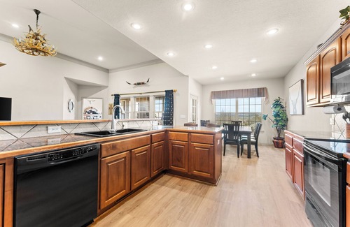 Branson West House | ULTIMATE Family Reunion! 5min to SDC ▪ Game Room ▪ Golf ▪ 3 Pools ▪ Pool Table