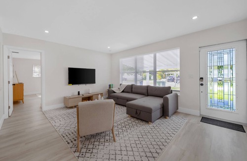 Hallandale Beach House | Ultimate Vacation Retreat with a Pool