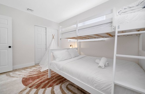 Hallandale Beach House | Ultimate Vacation Retreat with a Pool