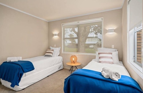 Tauranga House | Ultimate Waterfront Retreat: Perfect for Groups and Paddle Boarding Enthusiasts