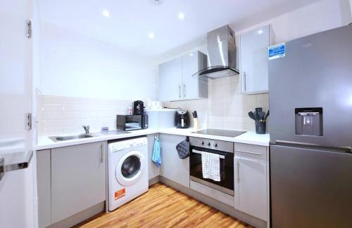 Harrow Apartment | Ultra central, Near station 2BR 2BATH 6Sleep
