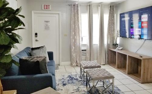 Hollywood Apartment | Ultra Glam Apartment 6 Miles From Hard Rock Stadium and Casino