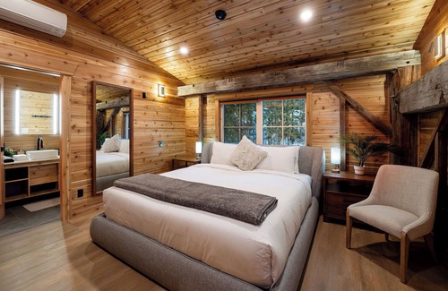 Revelstoke Hotel | Ultra-Luxurious 3-Bedroom Lodge with Exclusive Private Hot Tub