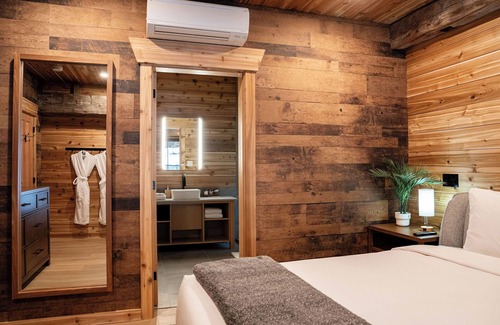 Revelstoke Hotel | Ultra-Luxurious 3-Bedroom Lodge with Exclusive Private Hot Tub