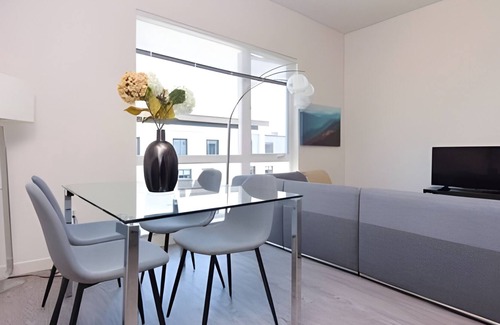 Downtown Apartment | Ultra Modern Redmond 1BR 3 | Fast Wifi| Gym