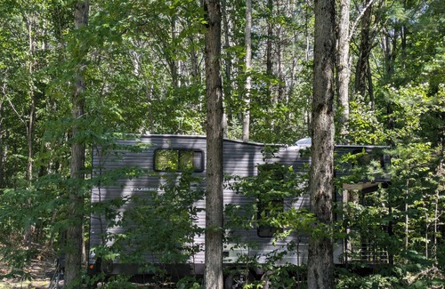Bellaire Cabin | Ultra Modern Tiny Home with AC Full Kitchen and Laundry near Torch Lake