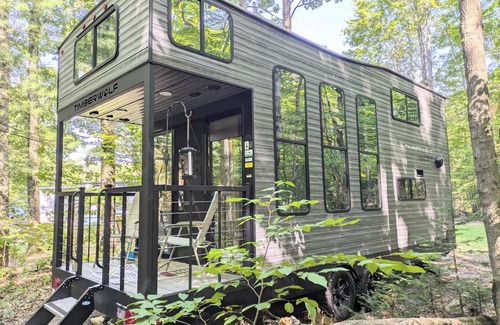 Bellaire Cabin | Ultra Modern Tiny Home with AC Full Kitchen and Laundry near Torch Lake