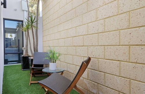 Beaconsfield Villa | Ultra Modern Villa Walk To The Beach