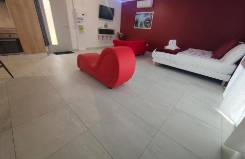 Meusnes House | Un amour passionnel,love room,15 min du zoo,balnéo XL privatisée et disponible toute l'année ,piscine couverte et chauffée d'avril à fin septembre à partager avec d'autres logements et elle est privatisée de 20h à 22h