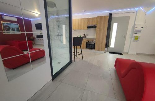 Meusnes House | Un amour passionnel,love room,15 min du zoo,balnéo XL privatisée et disponible toute l'année ,piscine couverte et chauffée d'avril à fin septembre à partager avec d'autres logements et elle est privatisée de 20h à 22h