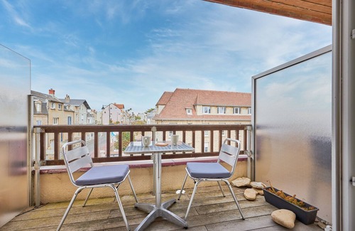 Saint-Regnobert-de-la-Cote-de-Nacre Apartment | Un Balcon sur la Mer - Appt à 30m de la plage
