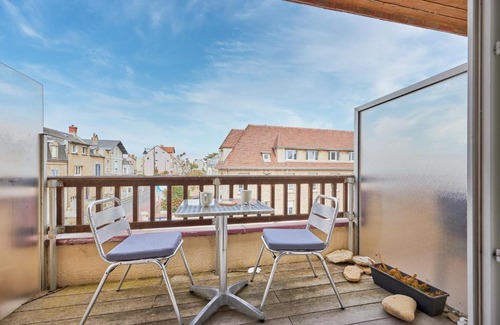 Saint-Regnobert-de-la-Cote-de-Nacre Apartment | Un Balcon sur la Mer - Appt à 30m de la plage