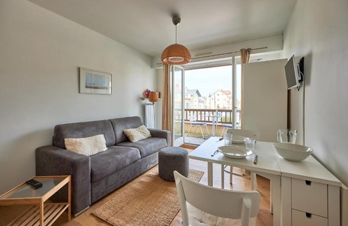 Saint-Regnobert-de-la-Cote-de-Nacre Apartment | Un Balcon sur la Mer - Appt à 30m de la plage