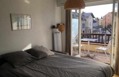 Saint-Regnobert-de-la-Cote-de-Nacre Apartment | Un Balcon sur la Mer - Appt à 30m de la plage