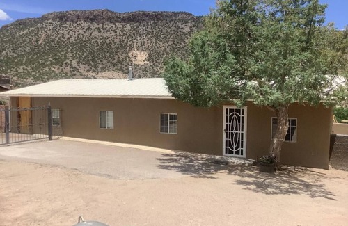 Canones House | Una Casita Tranquila-Surrounded by Stunning Mountain Views!