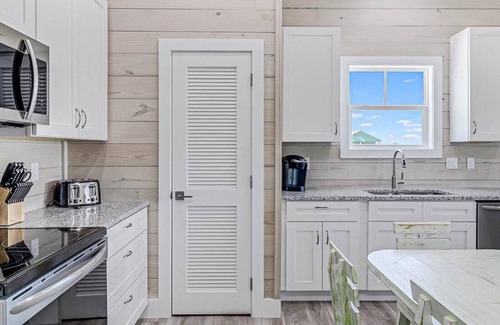 Fulton House | Under The Sea! Waterfront,Community Pool,Walk to Bars, Restaurants and Pier!