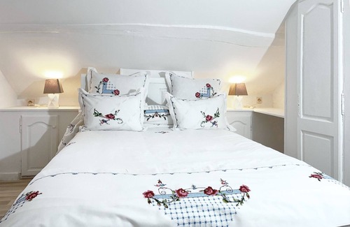 Provins House | Une belle maison donnant sur une cour privative au pied de l’église Saint Ayoul!