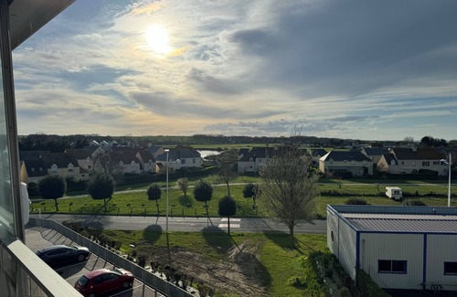 Courseulles-sur-Mer Apartment | Une Escale Chaleureuse!