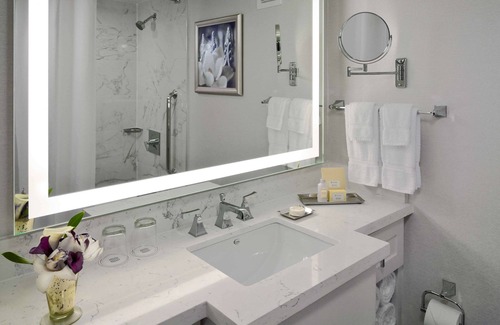 French Quarter Hotel | Unforgettable Stay in French Quarter! Pets Allowed, Balcony, w/Outdoor Pool