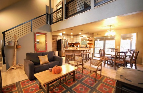 Eagle Rock Cabin | Unforgettable Sunsets! Cozy Lakeside Cabin with Panoramic Views on Table Rock!