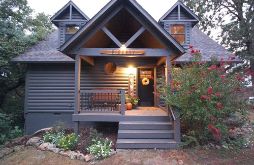 Eagle Rock Cabin | Unforgettable Sunsets! Cozy Lakeside Cabin with Panoramic Views on Table Rock!