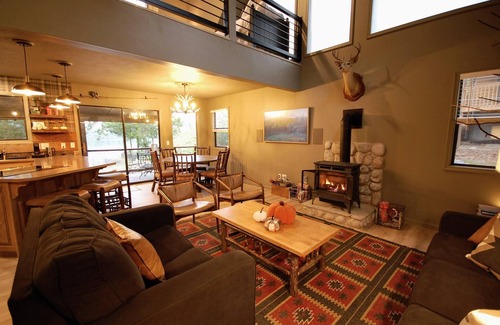 Eagle Rock Cabin | Unforgettable Sunsets! Cozy Lakeside Cabin with Panoramic Views on Table Rock!