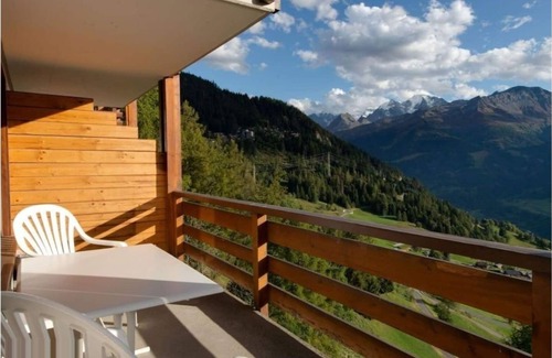Verbier Ski Chalet | Uninterrupted views of the mountains and across the valley