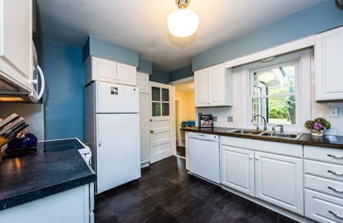 Union Pier Cottage | UNION PIER HOME WITH PRIVATE HOT TUB OPEN YEAR-ROUND!