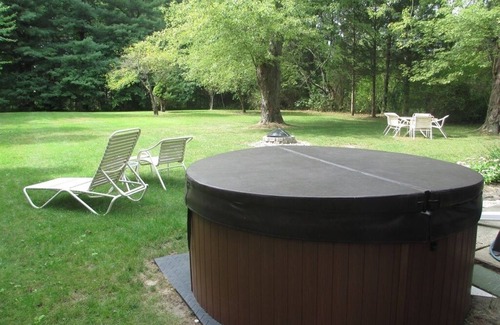 Union Pier Cottage | UNION PIER HOME WITH PRIVATE HOT TUB OPEN YEAR-ROUND!