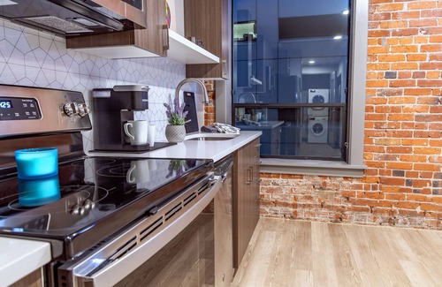 Riverside Apartment | Unique 2 Bed Riverfront Park Travel Apartment