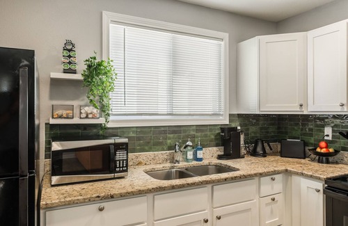 Riverside Apartment | Unique 2-bedroom apt in calm Riverside enroute between airport and Kansas City